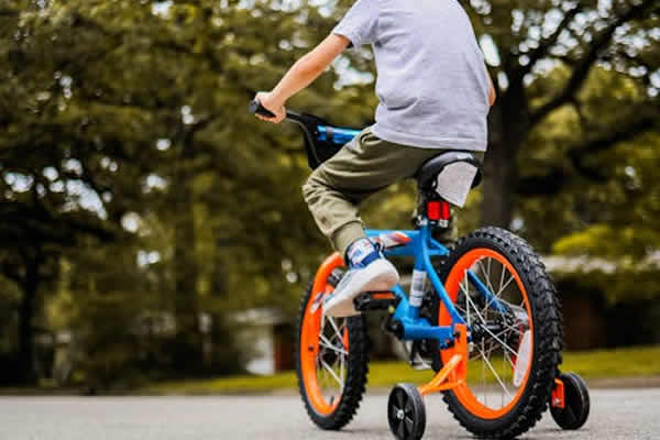 un niño en bicicleta con ruedas