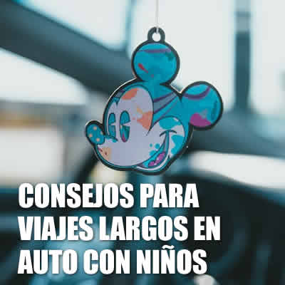 desodorante de autos mickey colgado del espejo delantero de un auto