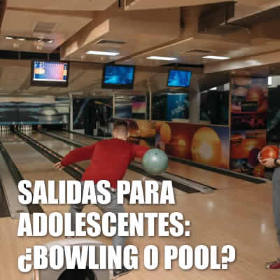 grupo de adolescentes jugando al bowling
