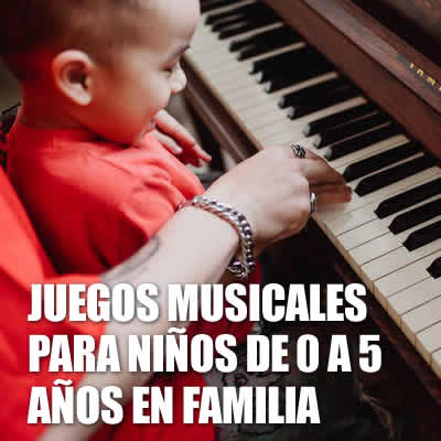 niño pequeño tocando el piano con ayuda de un adulto