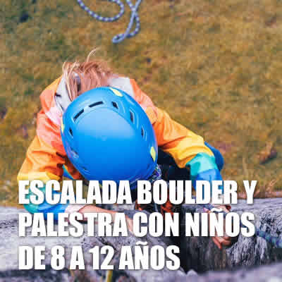 niña subiendo una palestra, con arnés y casco