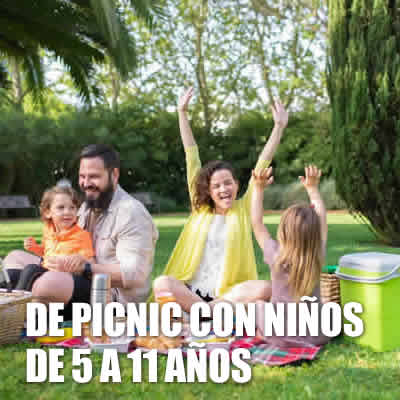 una familia de picnic en espacio verde