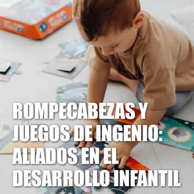 niño pequeño armando rompecabezas