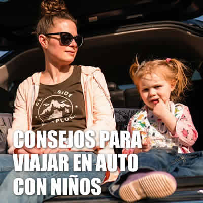madre con su hija en el auto