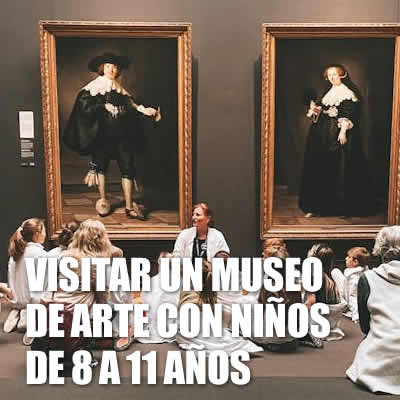 grupo de niños frente a dos cuadros en un museo con dos guías